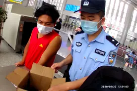 带着宠物去读书，邵阳一大学生带鳄龟坐高铁过安检时被拦图片