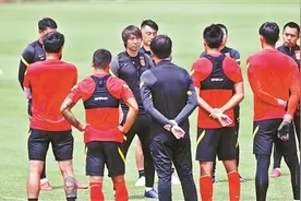 国足集训早睡早起 李铁治军规矩先行图片