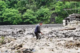 云南怒江贡山县突发泥石流 淤泥满地一片狼藉图片