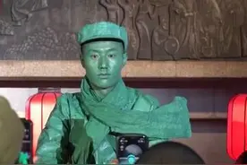 景区小伙扮雕塑 苦练15分钟不眨眼功夫图片