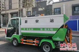 汝南县新安洁首台新能源电动垃圾收运车“启动上路”图片