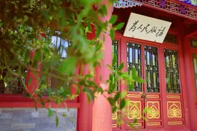 两会进行时·清华 | 风雨无阻，奋勇向前图片