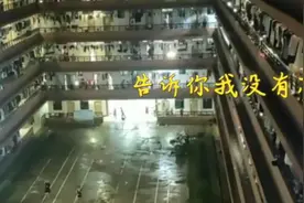 毕业快乐！毕业生雨中合唱那些年，网友：目之所及，皆是回忆图片