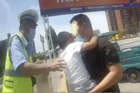 民警帮忙找回走失幼子，孩子爸爸情绪失控泣不成声图片