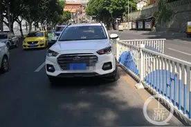 导航又在洪崖洞“惹祸”！交巡警：别老看导航，看路牌图片