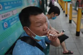 不带口罩还在公交站台“吞云吐雾”！深圳首场控烟车轮战4人吃罚单图片