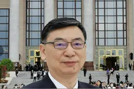 全国人大代表、中国电科第十四研究所所长胡明春：尽快制定统一的工业互联网标准规范图片
