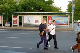 为盲人引路 青岛街头这样的“最美搀扶”已持续了两年图片