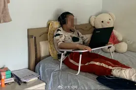 一个都不能少！济南一初中女生骨折无法返校，学校为她开通“直播课”图片