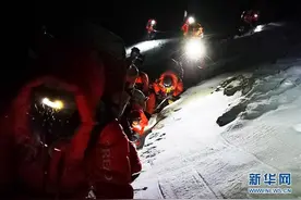 2020珠峰高程测量登山队向顶峰进发图片