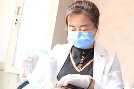 经常化妆的你皮肤问题频出？这个方法帮你保养图片