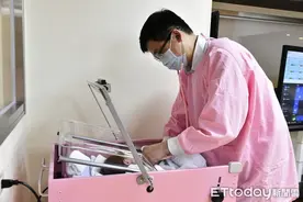 新生儿习惯性头歪　先天性颈斜复健复原率高图片