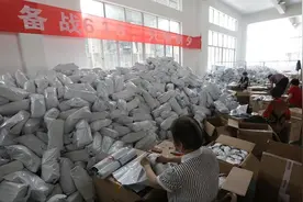 浙江一工厂备战618，厂妹变身女主播，连退休阿姨也招来发货图片
