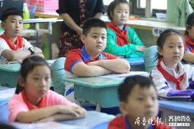 济南市市中区爱都小学复学第一课，观看纪录片学习榜样激励成长图片