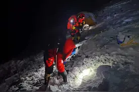 2020珠峰高程测量登山队登顶珠峰图片