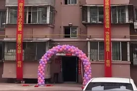 娘家挂“霸气”条幅 替新娘“撑腰”引围观图片