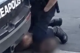 美国黑人男子遭警察锁喉数分钟后死亡 曾反复哀求称无法呼吸图片