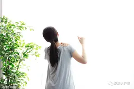 脖子酸痛，女白领反复扭了扭，9小时后竟瘫痪了！这两类人千万别做图片