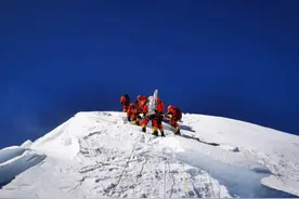 27日11时整，2020珠峰高程测量登山队成功登顶图片