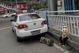 6岁“小车手”骑上大马路，“小学生”冒充“大学生”谈恋爱.....“熊”孩子远超你想象图片
