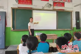 驻马店市第十二小学开展《国旗法》宣传教育活动图片