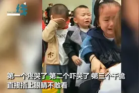 幼儿园采血现场哭成一片，小朋友们排队等，第三个捂眼不敢看图片