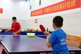 山区小学里的乒乓球课图片