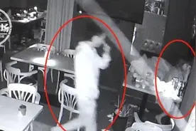 多次搭讪被拒！男子恼羞成怒与其打架，女子还手也被行拘图片
