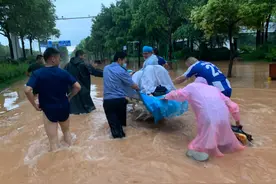 广州二胎妈妈暴雨夜广场临产，医务人员趟水营救图片