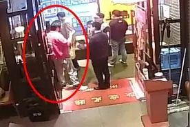 为吃霸王餐，两男子表演“口含玻璃碴”图片