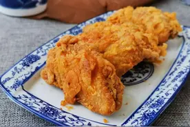 脆皮炸鸡翅：外酥里嫩，好吃到舔手指图片