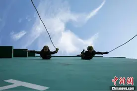 武警特战队员高强度练就“飞檐走壁”硬功图片