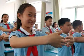 “开学”第一天 济南一学校小学生集体设计“手势语”图片