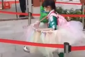 时尚前沿！小学生挂“公主裙”呼啦圈上学视频封面
