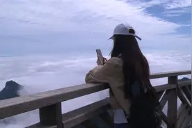张家界夏日云海现“悬浮天门”景观视频封面