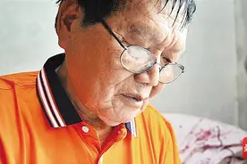 感动海南 | 84岁老教师王秀凯退休20多年坚持义务辅导图片