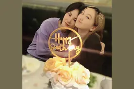 王菲为14岁李嫣庆生，两个人简直像姐妹一样图片