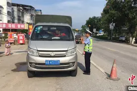 广西重拳整治货车及三轮摩托车违规载人图片