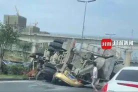 有人受伤！成都三环路立交大货车侧翻
小轿车被压图片