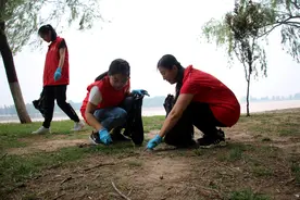 一个废弃塑料袋可连续影响环境数百年！——志愿者：请爱护我们的母亲河图片