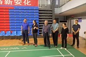陆国柱考察安化县羽毛球运动学校图片