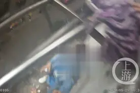 4岁男孩被反锁在家 站在窗沿上找妈妈图片