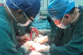 14岁女孩患病暴瘦，被救后感谢白衣天使图片
