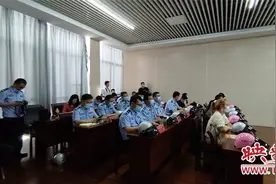 信阳市交警支队举行“一盔一带”安全守护行动新闻发布会图片