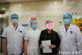 90岁婆婆肠内有11个息肉，医生为她无麻醉切除图片