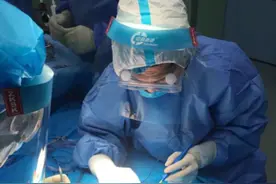 新生儿吐绿水生命垂危 一查是肠管扭转了540度图片