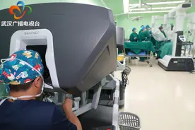 7个月女婴输尿管狭窄反复发烧5个月 医生操作达芬奇机器人成功手术图片