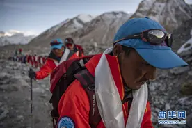 2020珠峰高程测量登山队全体队员安全返回大本营图片