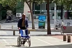 暖心！志愿者帮助走失老人回家，彰显正能量图片