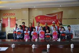德阳经开区关工委到金沙江路学校慰问少年儿童图片